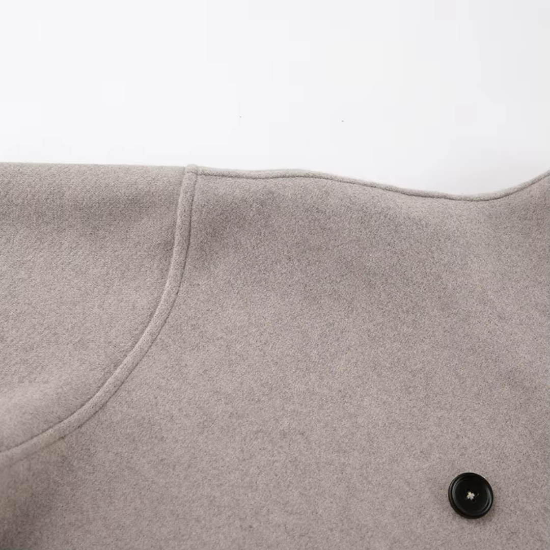 Brown coat detail - Lana Fiorelli