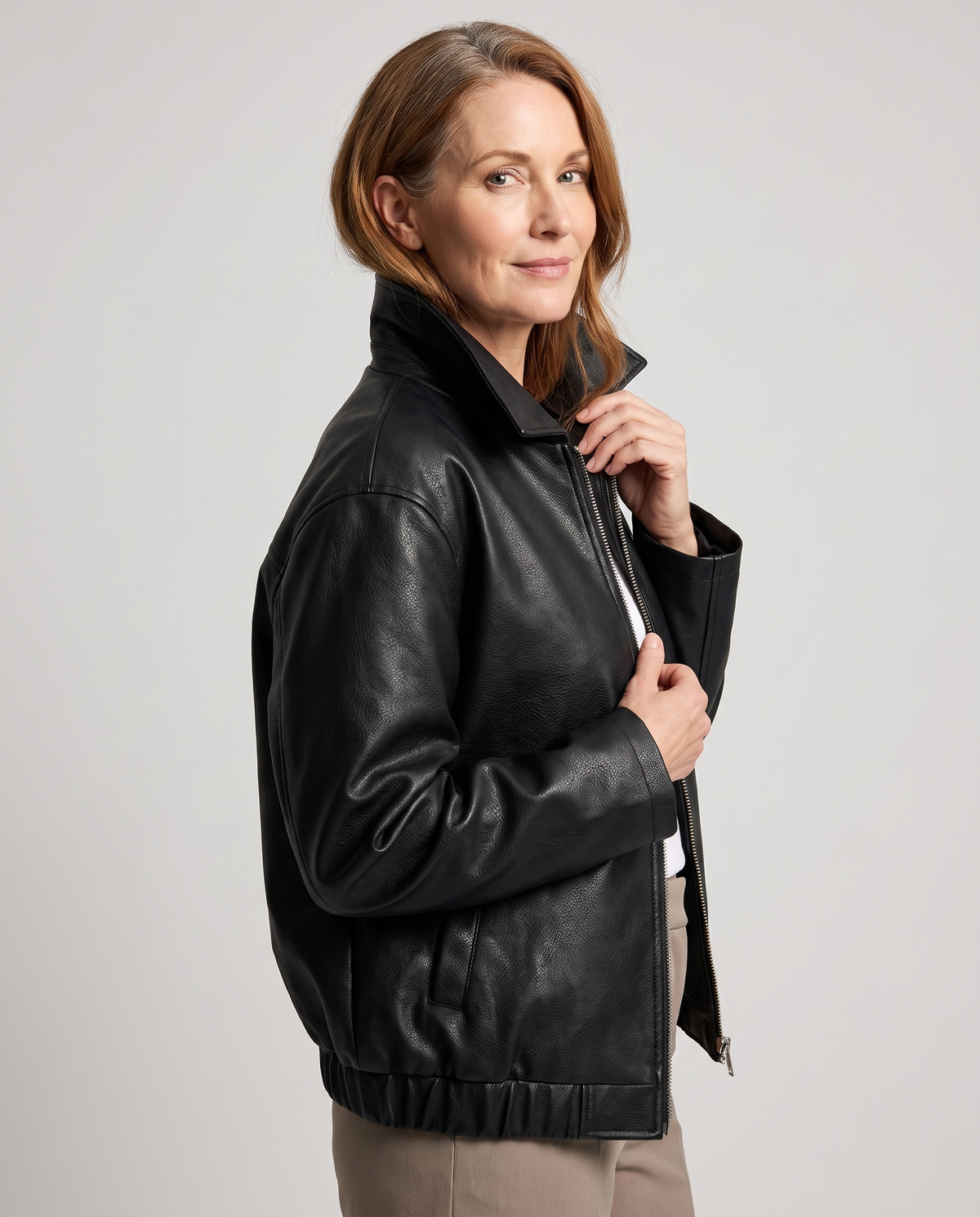 Chiara - Giacca Biker Vintage in Ecopelle con Revers - modella indossa la giacca, dettaglio collo e zip