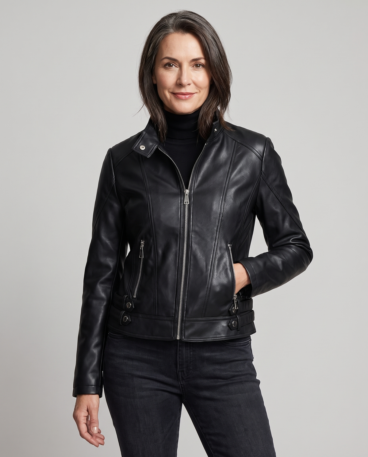 Camilla - Giacca Biker Slim in Ecopelle con Orlo Svasato - modella indossa la giacca, vista frontale