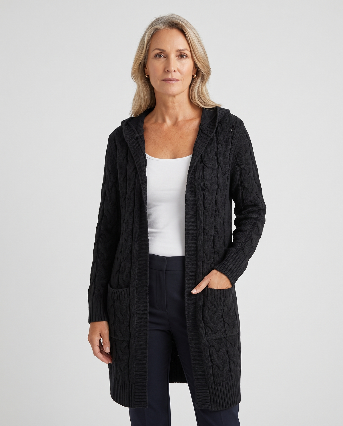Federica - Cardigan Donna Casual in Maglia con Tasche - modella indossa il cardigan, vista frontale