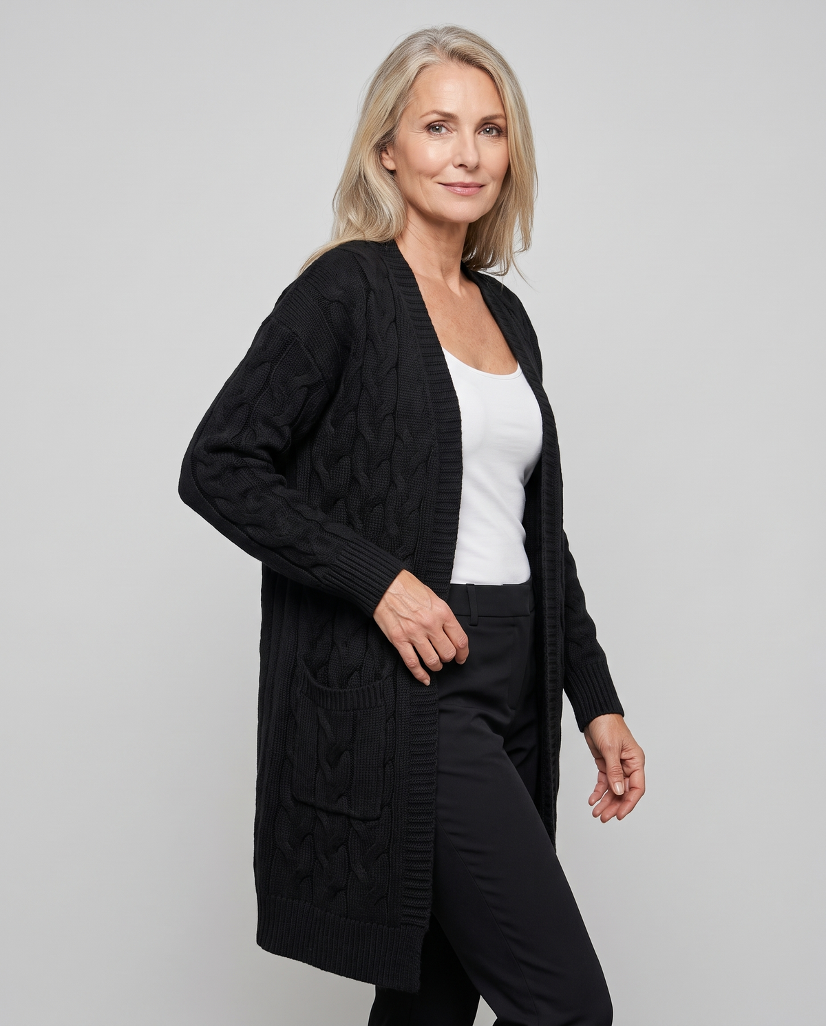Federica - Cardigan Donna Casual in Maglia con Tasche - modella indossa il cardigan, dettaglio tasca