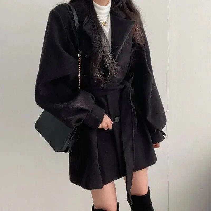 Belted short coat detail - Lana Fiorelli
