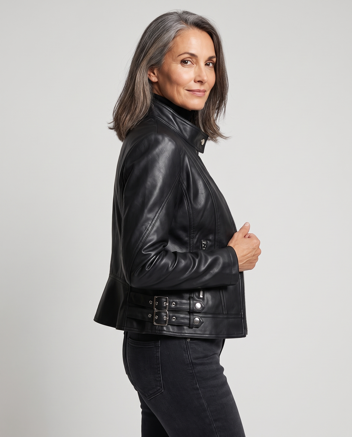Camilla - Giacca Biker Slim in Ecopelle con Orlo Svasato - modella indossa la giacca, dettaglio orlo svasato