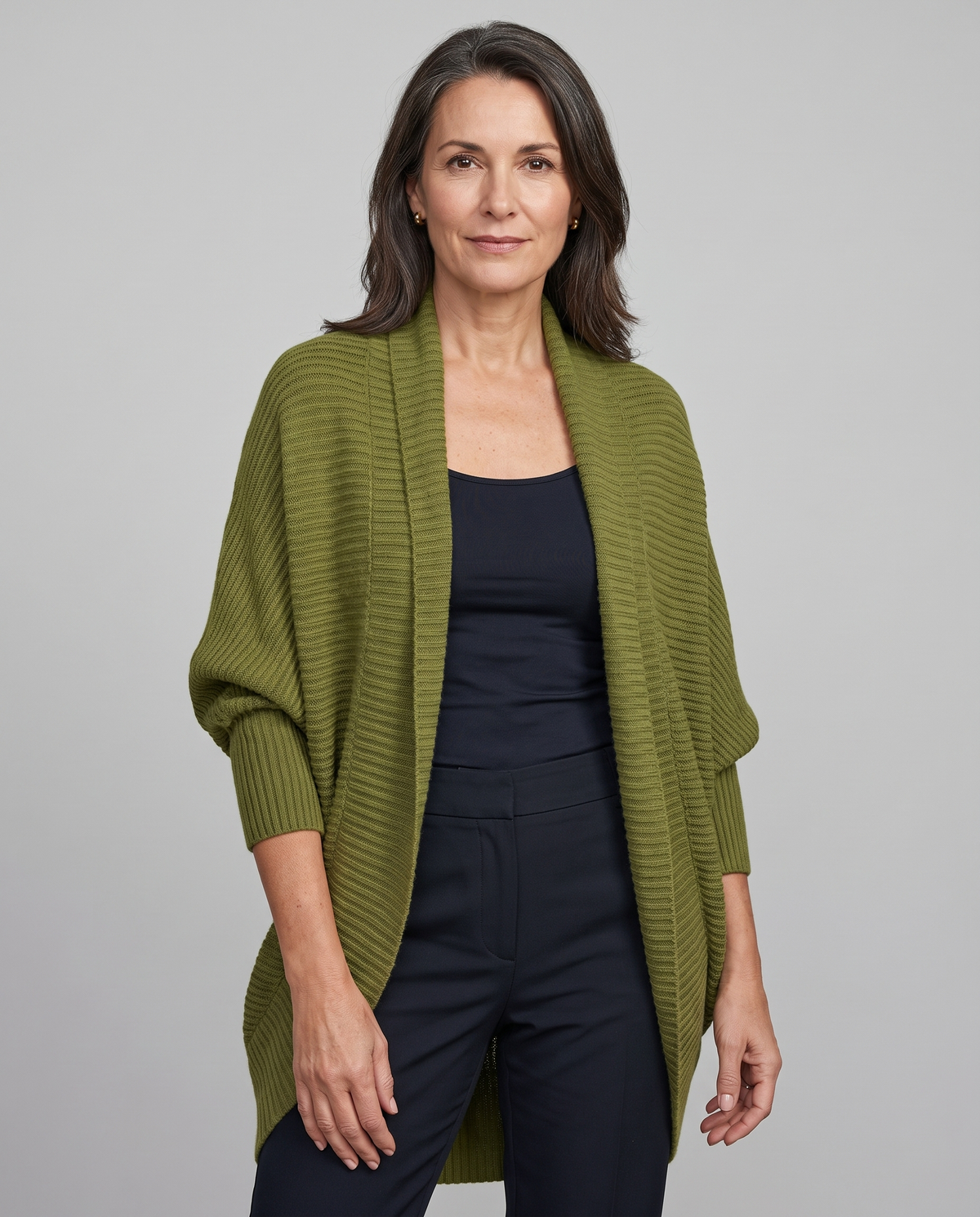 Ilaria - Cardigan Donna Oversize con Collo a Scialle in Maglia - modella indossa il cardigan, vista frontale