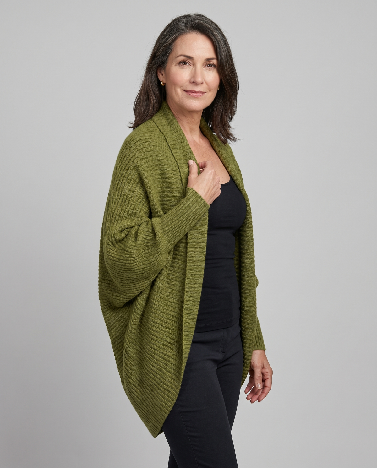 Ilaria - Cardigan Donna Oversize con Collo a Scialle in Maglia - modella indossa il cardigan, dettaglio collo a scialle