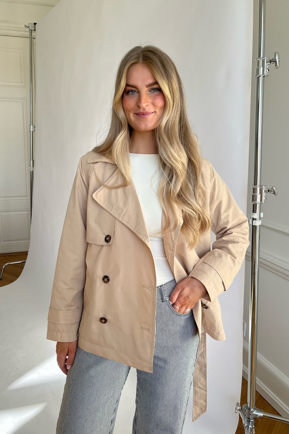 Beige short double breasted trench - Lana Fiorelli